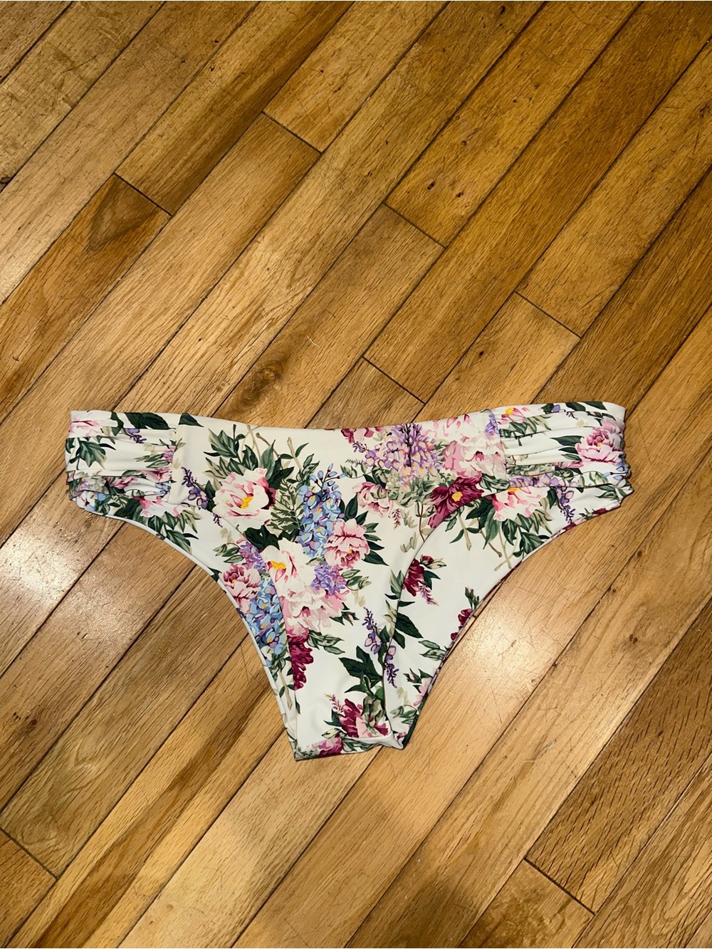 Woman’s Show Me Your Mumu bikini bottom swim
Bathing suit floral